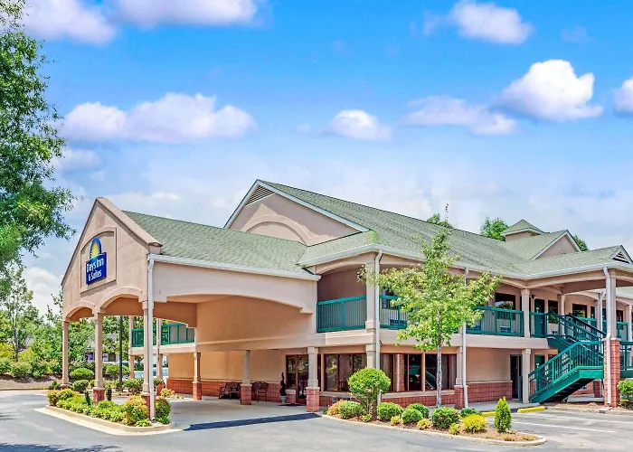 Days Inn & Suites By Wyndham Peachtree City
